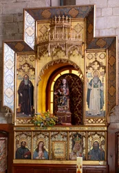 Ermitázs (Nuestra Señora de La Plaza Ermitázs). Belül. Oltár (fotó)