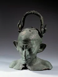 Bronz fej alakú váza: szír rabszolga (?) mellszobra. 2. vagy 3. század a JC után. V 0,19 m Párizs, Musee du Louvre