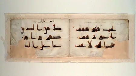 Dupla oldal egy Koránból kufic írással, Kr.u. 9. század vége (tinta és szín a pergamenen)