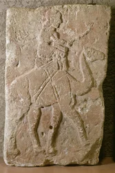 Födém Dromedary Riderrel, Tell Halaf, Észak-Szíria (mészkő vörös festékkel)