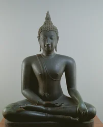 Buddha meditációban ül, Sukhothai stílusban (bronz)