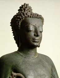 Álló Buddha, Buriramból (bronz) (részlet)