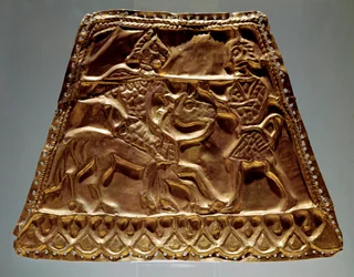 Arany lap, amelyen egy lovas látható, aki lándzsával támad egy harcosra (szkíta művészet, Kr.e. 5-3. század)