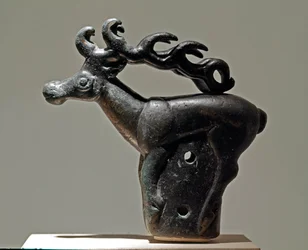 Art Scythe (Scythic Civilization vagy Scythia): szarvast ábrázoló zoomorf borító. Bronztárgy a Kr.e. 6. - 2. századból. Szentpétervár, Ermitázs Múzeum