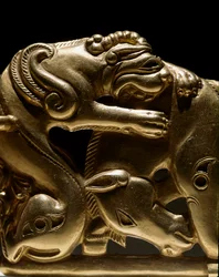 Art Scythian (szkíta civilizáció): egy lóra támadó griffet ábrázoló arany övfibula, részlet. Chiliktintől. Kr.e. 6-2. Szentpétervár, Ermitázs Múzeum