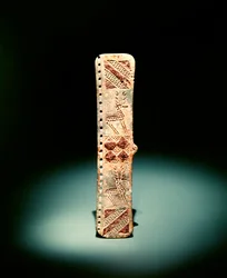 Vésett övcsat, faragott geometriai díszítéssel és szarvasbikákkal, Kr.e. 1. évezred eleje (vassal kirakott bronz)