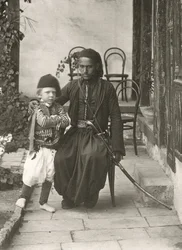 Arab kawass (oszmán gárda) egy fiatal fiúval egy ház kertjében Jeruzsálem Júdea kerületében, 1867