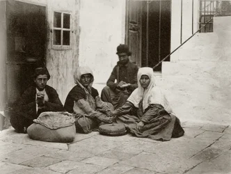 Nők lisztet őrölnek kerek malomkövekkel egy jeruzsálemi ház udvarán, 1867.