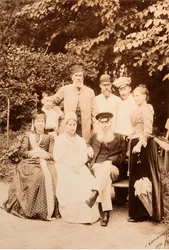 Jakov Petrovics Polonszkij (Iakov Petrovics Polonski) (1819-1898) költő családja meglátogatta Afanasy Afanassievich Fet (Foeth) (Afanassi Afanassievitch Chenchine) (1820-1892) költőt. Albumin Fotó: Szergej Dmitrijevics Botkin (1869-1945)