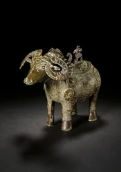 Rituális kos alakú boros edény, Gong, késői Shang-dinasztia (bronz) (lásd még: 3618607)