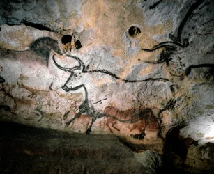 Bikákat, szarvasokat és lovakat ábrázoló paleolit művészeti alkotások kalcit barlangfalakon, Lascaux, Franciaország, 2022 (fotó)