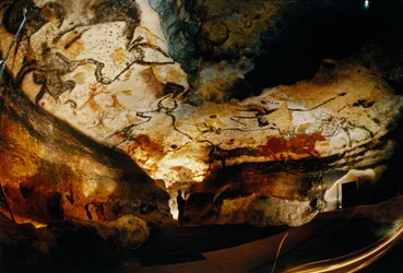 A Lascaux-i bikák csarnokának panorámaképe, Franciaország, 2022 (fotó)