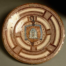 A katalóniai pobleti ciszterci apátság apátjának címere. A spanyolországi Valencia közelében készült kerámiatányér. 16. század, Firenze, Museo Nazionale del Bargello