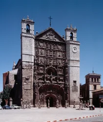 Isabelin gótikus művészet: Kilátás a Szent Pál (Szent Pál) kolostor-templomra (Iglesia conventual de San Pablo) 1445-1616 de Valladolid (A spanyolországi Valladolidban található San Pablo Isabelline gótikus-plateresque templomának képe)