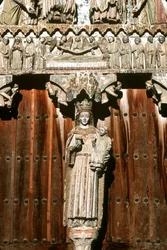 A nyugati portál Madonna és Gyermek szobrával és az Utolsó ítélet domborművével