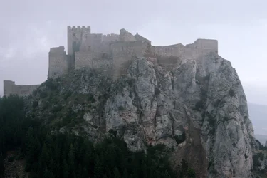 Kilátás a 11-13. században épült Loarre-kastélyra