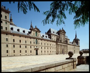 Kilátás a kolostorra és a királyi székre