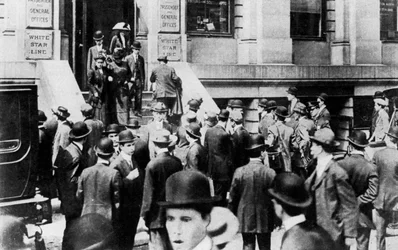 Szorongó tömeg a White Star Line irodája előtt, 1912 1937