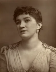 Nelly Bromley brit színész és énekes, 1882