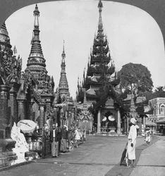 A platform mentén a déli emelkedőhöz, Shwedagon pagodához, Rangoon, Burma, 1908