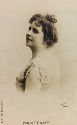 Paulette de Bardy francia énekesnő portréja, Paulette Darty néven ismert; képeslap