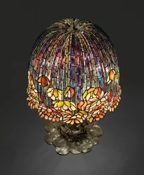 Egy "Pond Lily" asztali lámpa, 1903 körül (ólomüveg és patinás bronz)