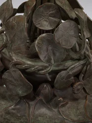 Egy "Pond Lily" asztali lámpa, 1903 körül (ólomüveg és patinás bronz)