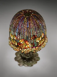Egy "Pond Lily" asztali lámpa, 1903 körül (ólomüveg és patinás bronz)