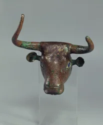 Bikafej, királyi sumér felirattal, tartó bútornak vagy hárfának, Telloh (ókori Girsu) kora dinasztikus időszakából, Kr.e. 2500-2400 (réz) (lásd még: 208504)