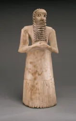 Állandó férfiimádó, korai dinasztikus, i.e. 2900-2600 körül (gipsz alabástrom, kagyló, fekete mészkő, bitumen)