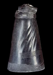 Mezopotámia: Manishtusu (Manishtousu) (Kr. e. 2270-2254), Agade királya diorit szobrának alsó fele. Kr.e. 2300-2250. Susa (Babilon) helyéről. V 0,88 m Párizs, Musee du Louvre