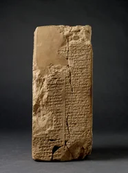 Sült agyag prizma ("Weld-Blundell prizma") a sumer királylistával, amely uralkodókat ad az "özönvíz előtt" és az isini Sin-magir királynak (Kr. e. 1827-17) ékírással, valószínűleg Larsából, Irakból ( kő)