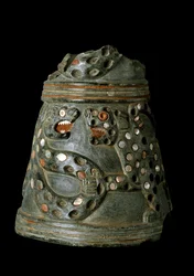 Alsó-Mezopotámia, Irak, sumer művészet: kígyózó váza Inanna istennő templomából, Nippur helye: egy oroszlán és egy kígyó harcának ábrázolása. Kr.e. 2600-2500. V h. 14,2x átm. 12,5 cm Bagdad, Iraki Nemzeti Múzeum