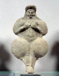 Keleti művészet: a mellét tartó nő terrakotta szobra, Ishtar, a termékenység istennője valószínű ábrázolása. Susától. Irán. Elami korszak. Kr.e. 14-12. V 0,16 m. Louvre múzeum