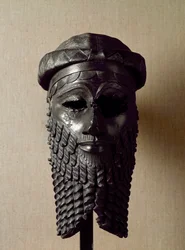 Sumér művészet: egy király feje, talán Narám-Szín (Naram Sin) (Kr. e. 2254-2218). Bronzszobor. Kr. e. 2250 körül. Méretek: 36 x 20 cm. Bagdad, Iraki Nemzeti Múzeum
