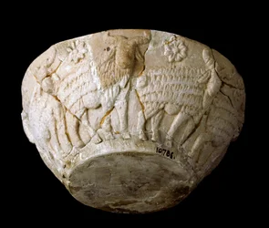 Sumér művészet: hívő domborművekből faragott mészkő. Kr.e. 3000. Mérete 9 x átm. 22 cm Bagdad, Iraki Nemzeti Múzeum
