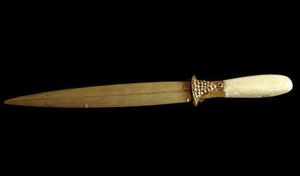 Sumér civilizáció: aranytőr (29 cm). Ur régészeti lelőhelyéről. Bagdad, Iraki Nemzeti Múzeum