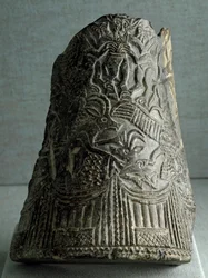 Sumér civilizáció: kígyós váza töredéke Kelet-Iránból. Mérete: 22,5 cm. Az archaikus dinasztiák végének időszaka (Kr. e. 2500). Bagdad, Iraki Nemzeti Múzeum