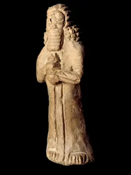 Sumér civilizáció: terrakotta szobrocska védődzsinnről egy ház alapjai alatt. Kr.e. 8-7. Homályos. 13 cm Bagdad, Iraki Nemzeti Múzeum