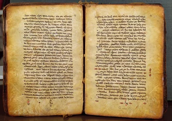 Oldalak az Apostolok Cselekedeteiből, Újszövetség a Peshitta ("egyszerű nyelv") változatban, a szíriai egyház standard változatában, 1216 körül (pergamen).
