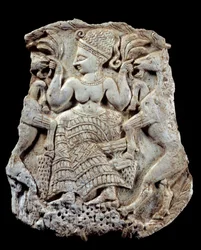 Faragott elefántcsont fedő: a fekondita mükénéi istennője, mint állatmester. Twink El Beidából, Szíriából. Kr.e. 13. század. Párizs, Louvre Múzeum