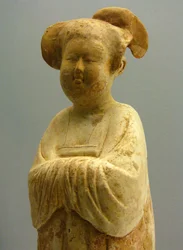 Festett és aranyozott kerámia, női figura, Tang-dinasztia (618-907), Sanghaji Nemzeti Múzeum. Léonard de Selva fényképe, Kína, 2006.