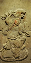 Terrakotta sztélét táncossal, Tang-dinasztiával (618-907) fedeztek fel Shaanxi tartományban, a Steles Erdei Múzeumban Xianban. Fényképészet, Leonard de Selva, Kína, 2006.