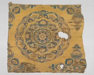 Textil virágos éremmel, 800 körül