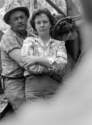 Férfi és nő, férj és feleség, ölelkeznek és pihennek a munkanap végén