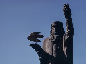 Leonardo da Vinci szobra egy légcsavarral a kezében a római Fiumicino-Leonardo da Vinci...