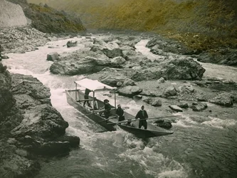 Egy csónak a Hozu folyó zúgójában, Kiotó, 1900-1915 körül (fénykép)