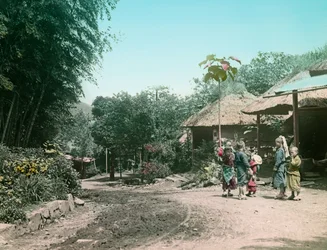 Gyerekek játszanak az utcán a Miyanoshita felé vezető úton 1900 körül - 1915 (fénykép)