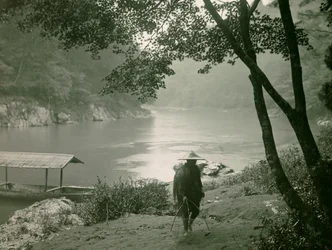 Halász a Hozu folyónál, Arashiyama kerület, Kiotó, 1900-1915 körül (fénykép)