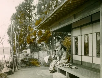 Japán család az otthonuk előtt, 1900-1915 körül (fénykép)